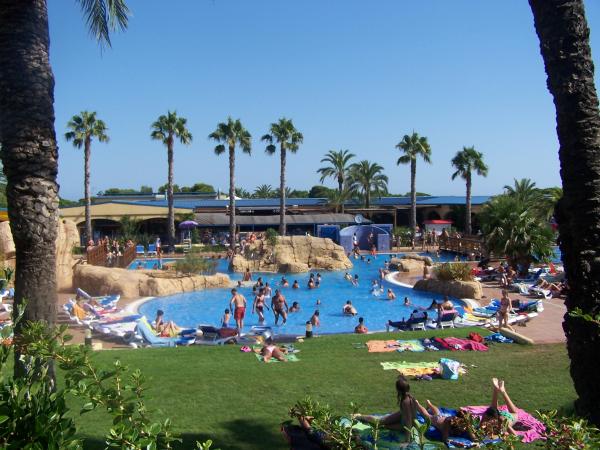 Piscina. Camping Stel en Roda de Bar�.